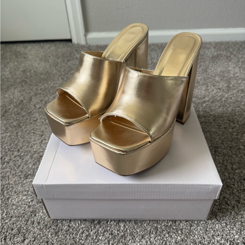 BNWB BAMBOO Shiny Gold Platform Sandals